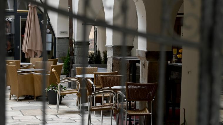 Eine Front aus Gastronomen, Rechtsparteien und Bürgerbewegungen wehrt sich gegen die Verlängerung der Ausgangssperre; vor allem deshalb, weil die Gastronomie auch am Abend wieder angekurbelt werden soll.
