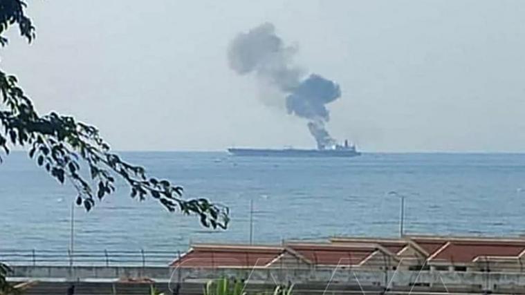 Einer der Tanks auf dem Schiff sei in Brand geraten.