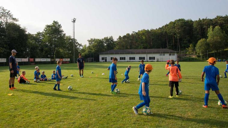 Endlich zurück auf dem Fußballplatz: Tausende Südtiroler Kinder und Jugendliche dürfen zumindest wieder trainieren.