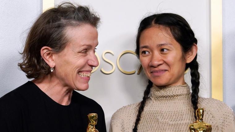 Frances McDormand und Regisseurin Chloe Zhao bei der Oscar-Verleihung am Sonntag.