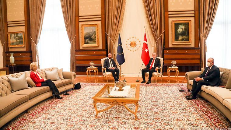 Hintergrund der Äußerung war die Debatte um die Sitzordnung beim Besuch von EU-Kommissionspräsidentin Ursula von der Leyen und EU-Ratspräsident Charles Michel bei Erdogan am Dienstag.