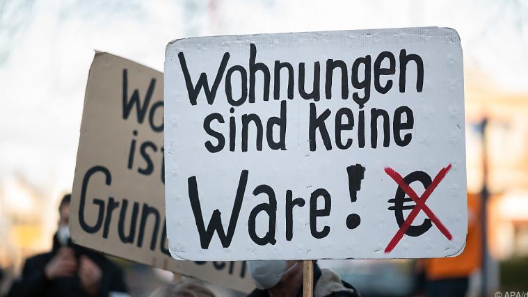 Hohe Mieten in Deutschland: Plakat bei Demonstration in Hamburg.