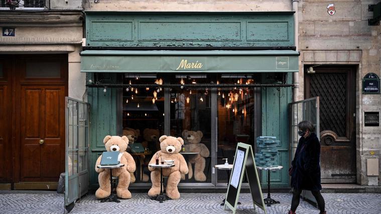 Im Bild ein geschlossenes Restaurant. Auch Handel und Schulen werden wieder geschlossen.