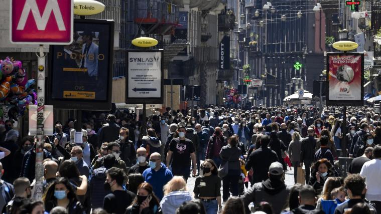 In vielen italienischen Großstädten (im Bild: Neapel) am Samstagnachmittag zu großen Menschenansammlungen.