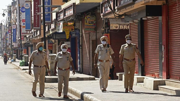 Indische Polizisten kontrollieren Lockdown-Maßnahmen.