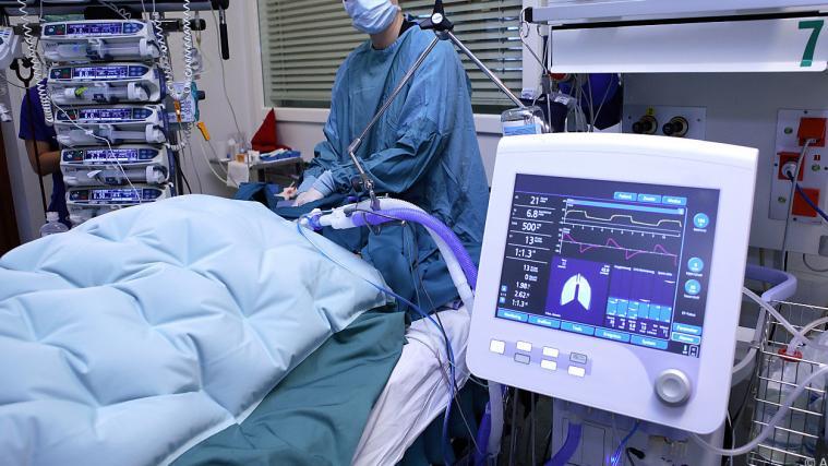 Insgesamt 2455 Covid-Patienten müssen in Österreich aktuell im Spital behandelt werden.