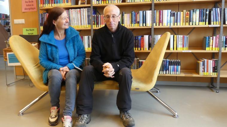 Josef Fink (im Bild mit Fau Veronika Vikoler) arbeitet nach seinem Schlaganfall jeden Tag ehrenamtlich in der Bibliothek Feldthurns. ss