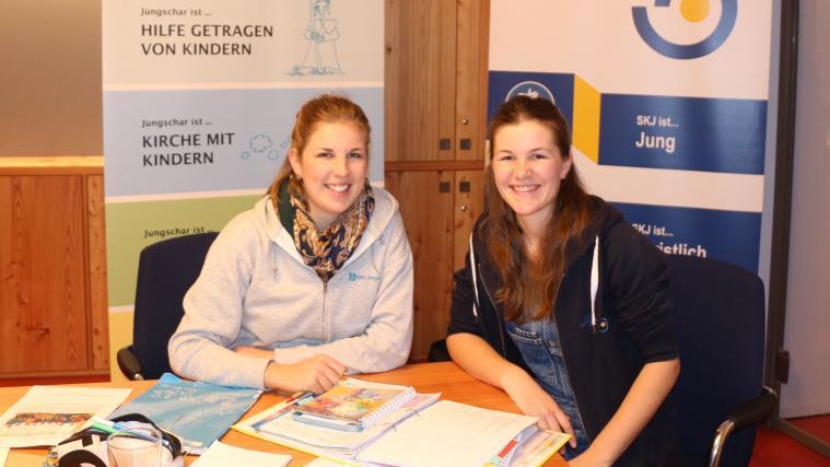Julia Leimstädtner (links) 1. Vorsitzende der Katholischen Jungschar Südtirols und Sara Burger (rechts), 2. Landesleiterin von Südtirols Katholischer Jugend (Bild wurde im November 2019 aufgenommen).