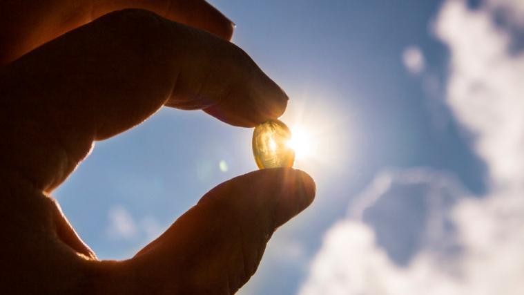 Keine Wunderpille, aber für den Körper überaus wichtig: Wenn über Sonne und Nahrung nicht genügend Vitamin D aufgenommen wird – was bei vielen der Fall ist – , sind Ergänzungsmittel durchaus sinnvoll.