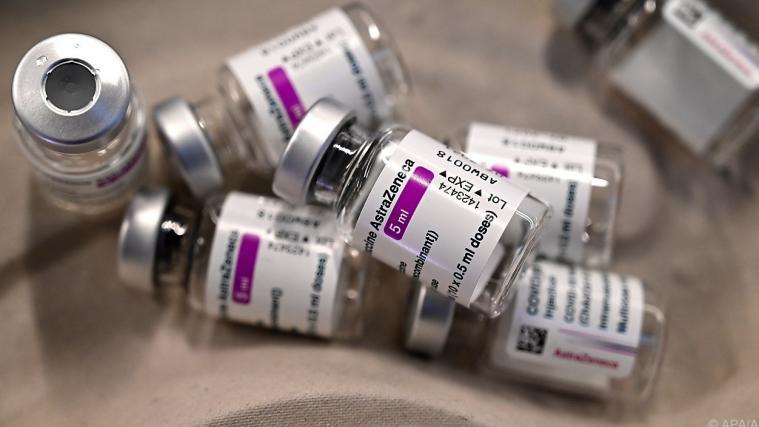 Leere Ampullen des Impfstoffs von AstraZeneca.