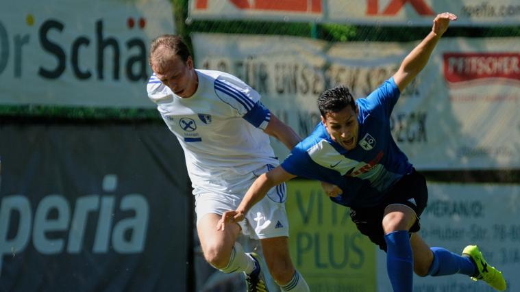 Lukas Höller (links), Kapitän bei Obermais.