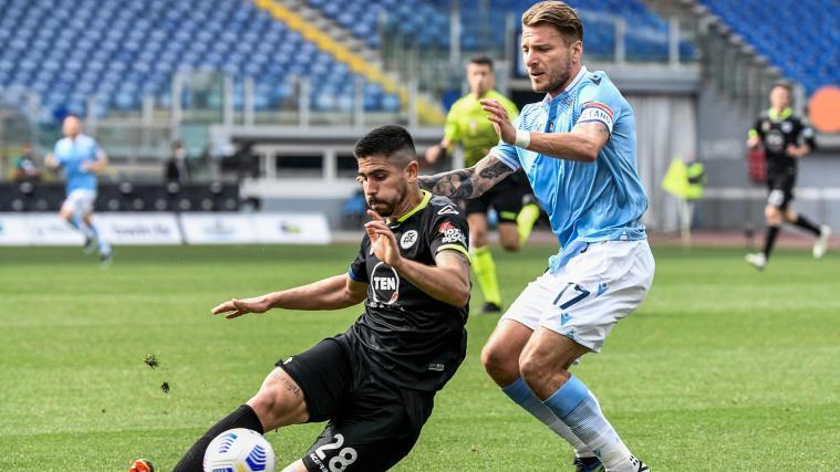 Martin Erlic grätscht den Ball vor Ciro Immobile ab: Der kroatische Verteidiger ist Stammkraft bei Spezia in der Serie A.