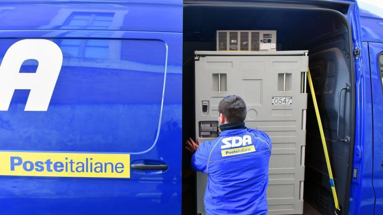 Mit eigens angepassten Lastwagen werden die Impfdosen transportiert.