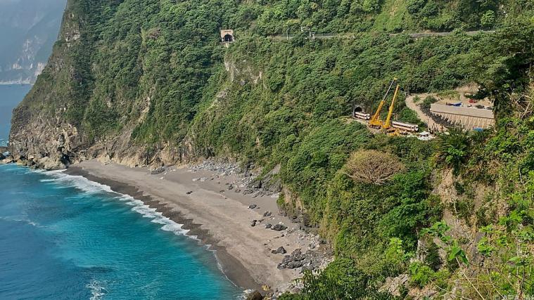 Nach dem Zugsunglück in Taiwan geht das Aufräumen weiter.