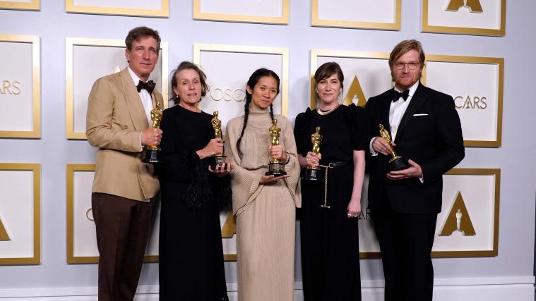 Peter Spears, Frances McDormand, Regisseurin Chloe Zhao, Mollye Asher and Dan Janvey haben mit „Nomadland“ abgeräumt.