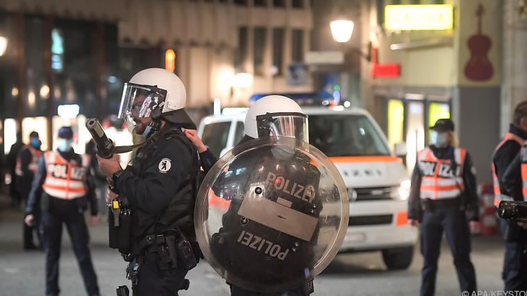 Polizei wurde von Jugendlichen attackiert.