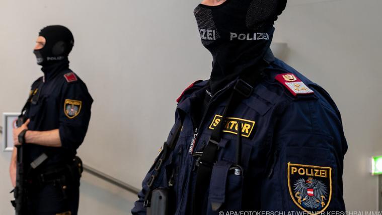 Polizeipräsenz beim Prozess gegen mutmaßliche Jihadisten in Linz.