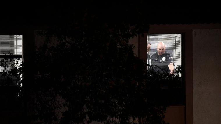 Polizisten am Tatort.