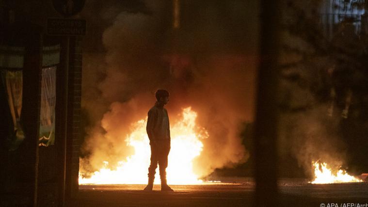 Rauch und Flammen bei früherem Protest nahe Belfast.