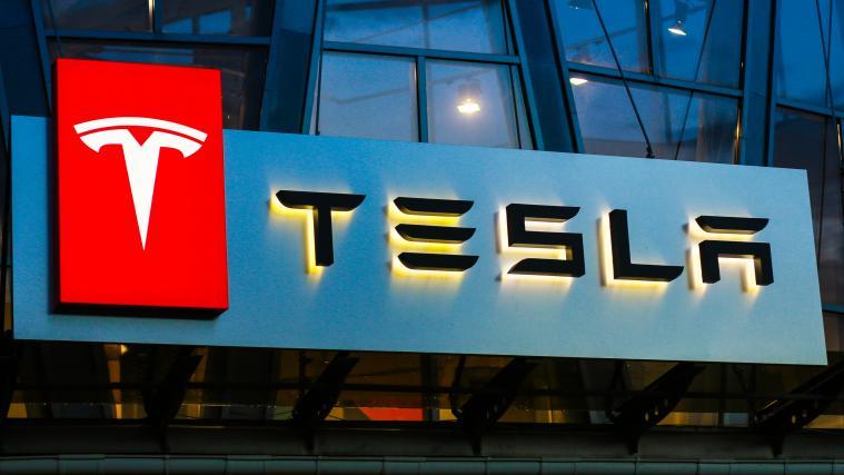 Tesla selbst weist die Kunden darauf hin, dass Autopilot nur ein Assistenzsystem sei.