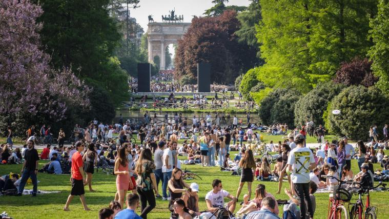 Unter anderem in Mailand kam es am Sonntag bereits wieder zu großen Menschenansammlungen.