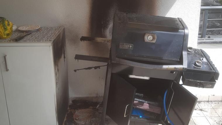Verrußt und verkohlt ist der Grill am Balkon: Im Umgang damit ist Vorsicht geboten.