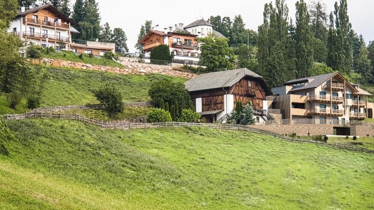 Viel Holz und viel Liebe – entstanden sind acht Zimmer und Suiten, ein Wellnessbereich und vieles mehr in bester Lage in Oberbozen.