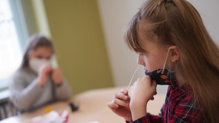 Wie schon in den Schulen sollen die Selbsttest-Kits bald in Supermärkten oder Apotheken erhältlich sein und privat zum Einsatz kommen.