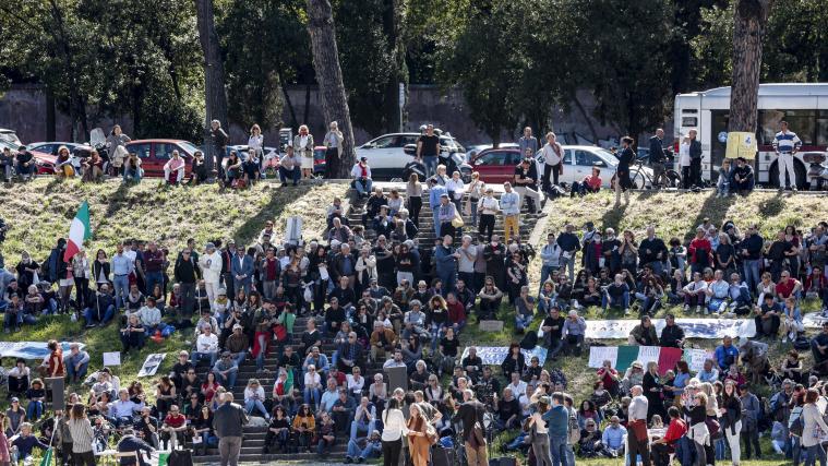 Zahlreiche Menschen haben in Rom am Samstag an den Protesten gegen die Corona-Vorlagen teilgenommen.