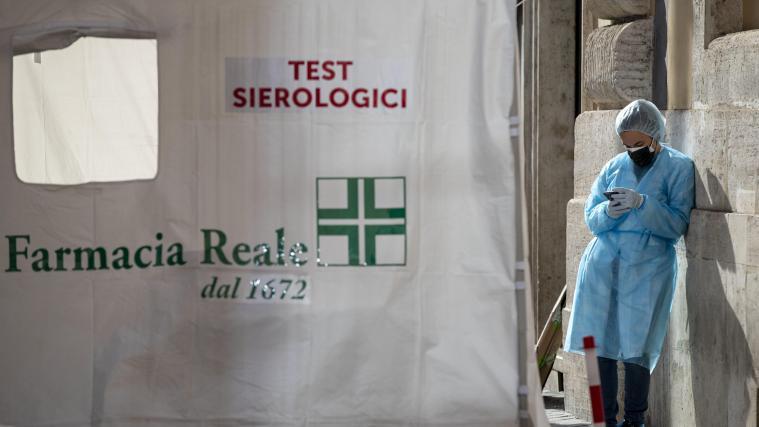 233.674 Personen gelten in Italien derzeit als aktiv mit dem Coronavirus infiziert.