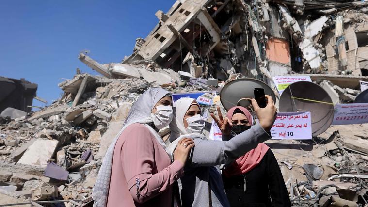 3 Frauen fotografieren die Zerstörungen in Gaza City.
