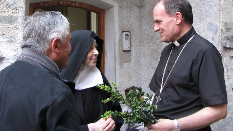 Als Pilger auf dem Heiligen Berg: Bischof Ivo Muser und Äbtissin Ancilla Hohenegger an der Pforte des Klosters, das bald aufgelassen wird.