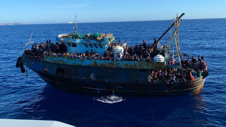 Auf 2 Holzbooten trafen die Migranten in Lapedusa ein.