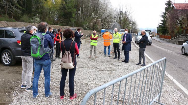 Beim Jägereck in St. Martin können die Arbeiten zur Straßenverbreiterung nun anlaufen. Landesrat Daniel Alfreider und Bürgermeister Martin Ausserdorfer (2. und 6.v.r.) bei der Besprechung mit den Technikern und Vertretern der Firmen.