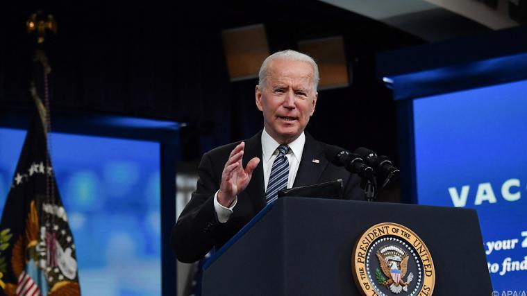 Biden sieht einen weiteren Meilenstein im Kampf gegen die Pandemie.