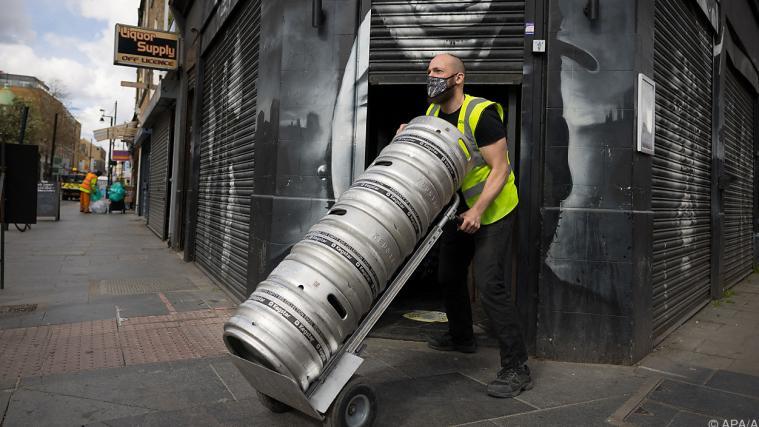 Bier-Nachschub für britische Pubs benötigt.