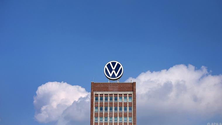 Das VW-Logo auf der Konzernzentrale in Wolfsburg.