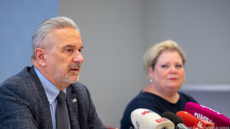 Der ärztliche Leiter Frisch informiert über den Behandlungsfehler.