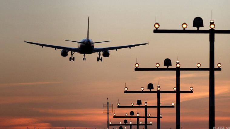 Die EU hat die erzwungene Landung eines Linienflugs durch belarussische Behörden in Minsk scharf verurteilt und Sanktionen gegen die Verantwortlichen in Aussicht gestellt.