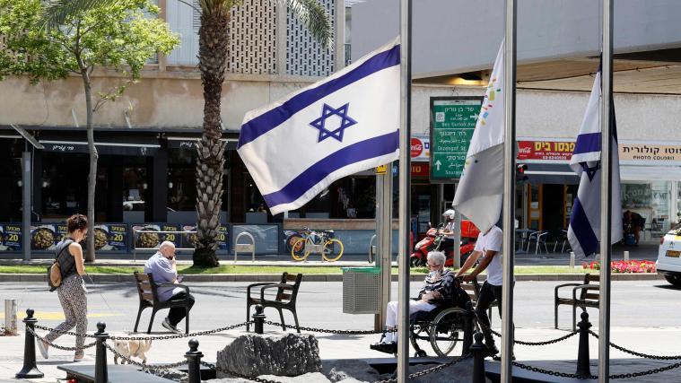 Die Fahnen stehen in Israel auf Halbmast.