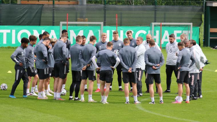 Die Spieler lauschen den Anweisungen von Trainer Stefan Kuntz. In Natz haben sie perfekte Trainingsbedingungen vorgefunden.