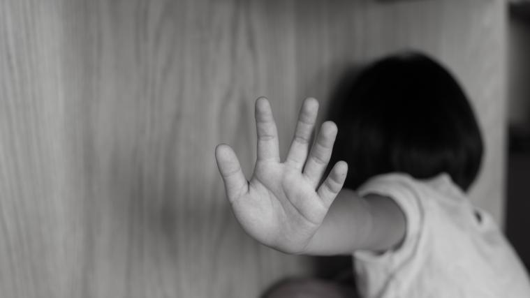 Ein 51-Jähriger Vater und seine Frau wurden nach dem Missbrauch an ihrer Tochter zu einer mehrjährigen Haftstrafe verurteilt.