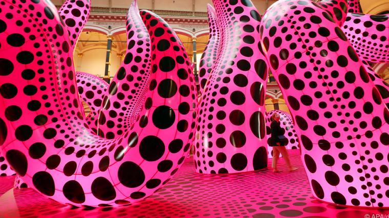 Eine der typischen Skulpturen von Yayoi Kusama.