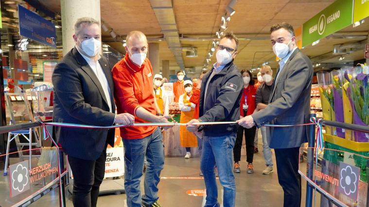 v.l.n.r.: Marketingleiter DAO Gruppe, Marco Penasa, Geschäftsführer des Supermarkts, Francesco Motta, Area Manager, StefanoPredelli, Geschäftsführer von Sviluppo e Distribuzione, welche die Verkaufsstelle leitet, Alessandro Quatraro