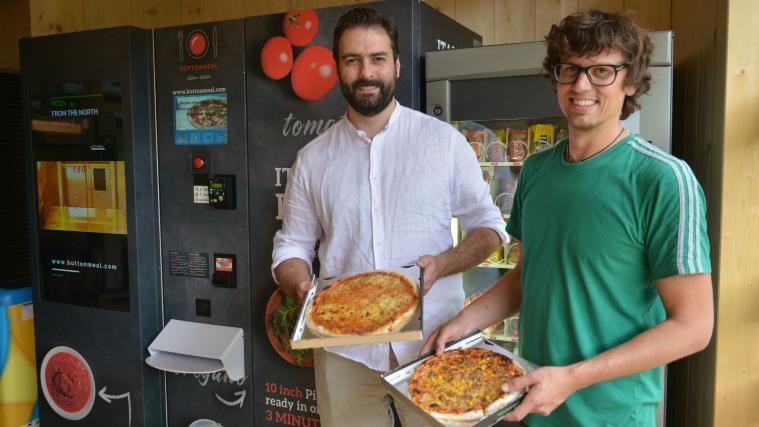 Einmal Margherita, einmal Thunfisch mit Mais: David Simonetti (l.) und Michael Kammerer mit ihrer Automaten-Pizza, die schmeckt wie aus der Lieblings-Pizzeria.