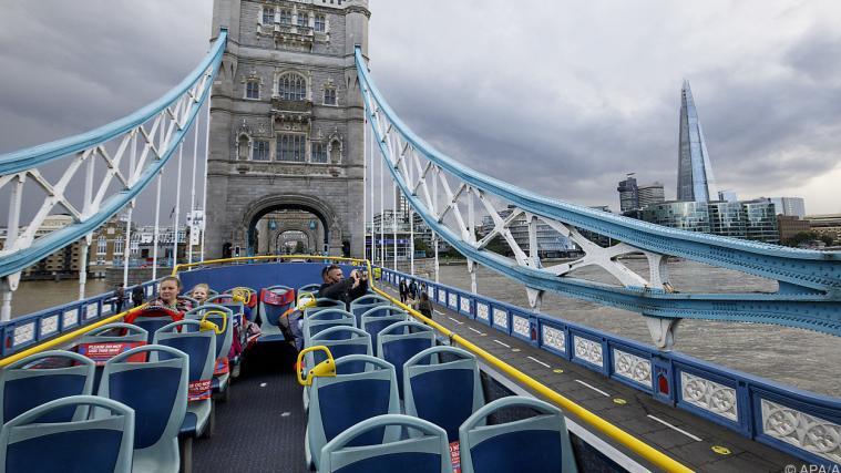 Fast leeres Touristenboot auf der Themse in London.