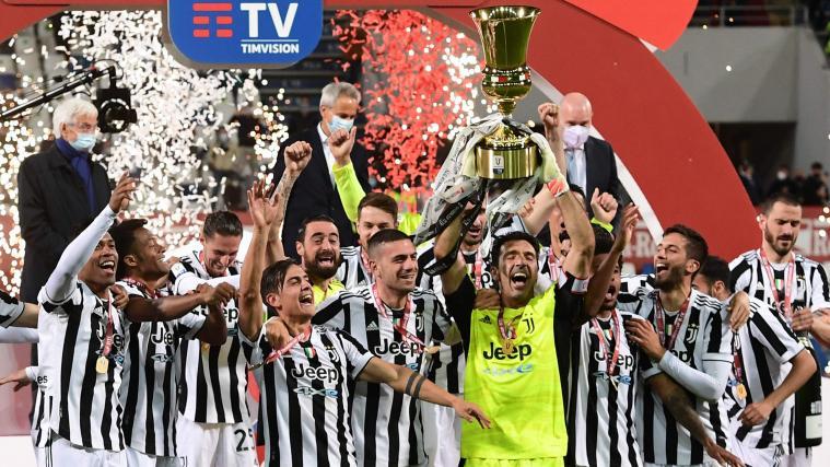 Gigi Buffon stemmt im letzten Spiel für Juventus den Pokal in die Höhe.