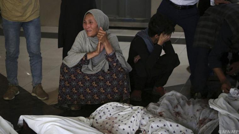 Große Trauer bei Angehörigen nach tödlichem Anschlag in Kabul.