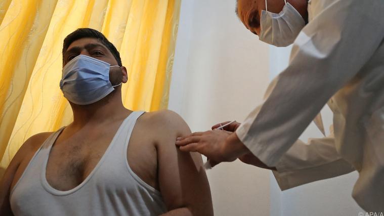 Impfung eines Gesundheitsbediensteten in Idlib.