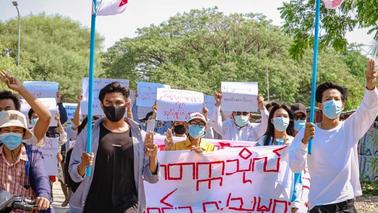 In Myanmar kommt es seit dem Militärputsch immer wieder zu Protesten. Nun sollen zahlreiche Lehrer wegen zivilen Ungehorsams suspendiert werden.